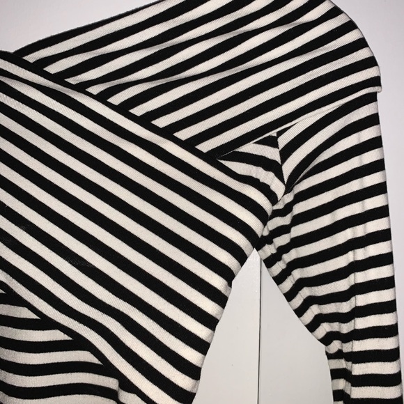 Open V neck flattering top - Picture 2 of 4